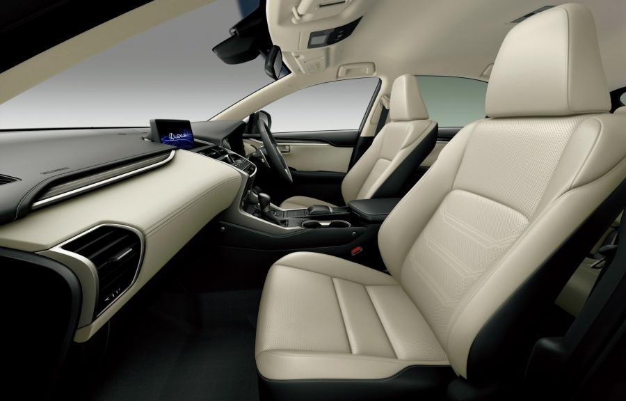 Интерьер Lexus NX300h 2017 года  (JP) (фото 3 из 10)
